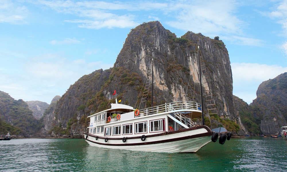 Traveling to Ha Long during the day, visiting the bay by iron ship, cars to highways, international quality.