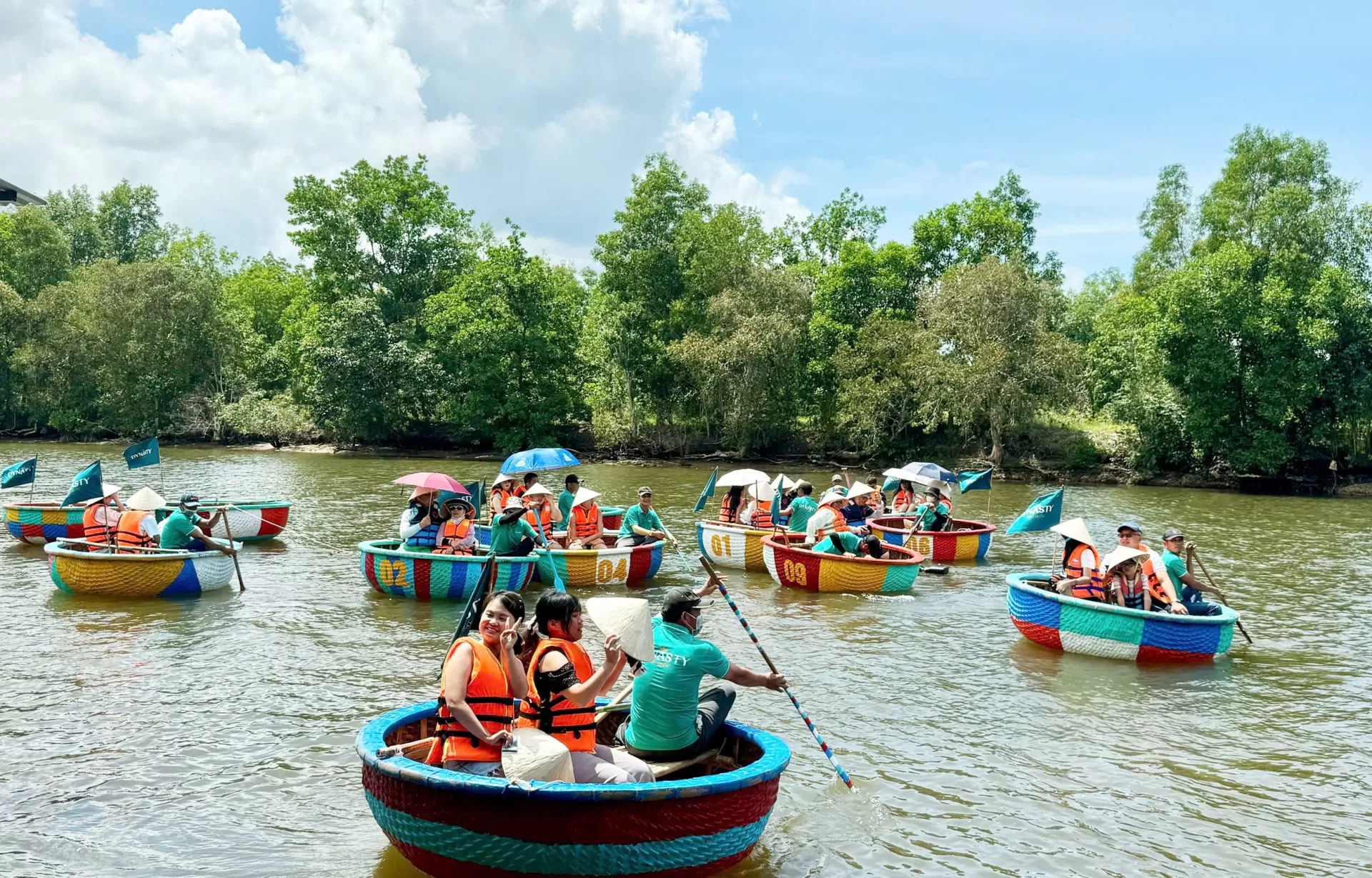 TOUR TRẢI NGHIỆM NÉT HOANG SƠ TẠI BẮC ĐẢO - CHÈO KAYAK HOẶC CHÈO THUYỀN THÚNG TRÊN SÔNG CỬA CẠN